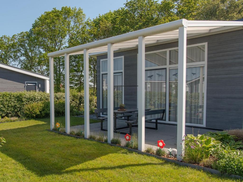 Modern cottage with a fireplace near the Oosterschelde photo 2