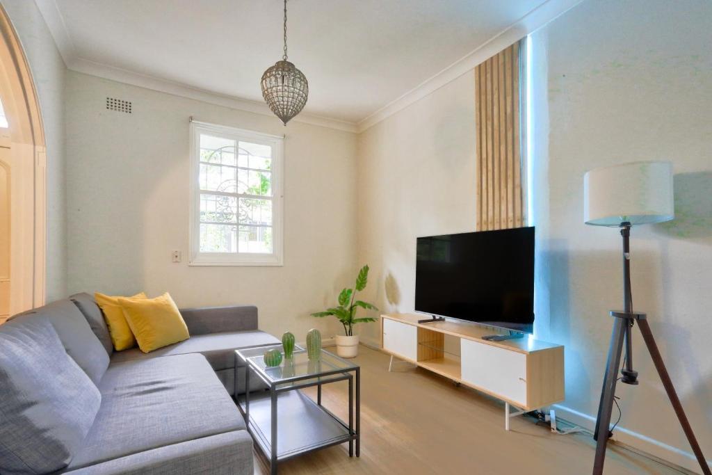 Ideal 3 Bedroom House in Chippendale with 2 E-Bikes Included