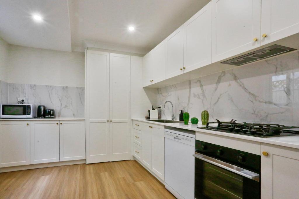 Ideal 3 Bedroom House in Chippendale with 2 E-Bikes Included photo 4