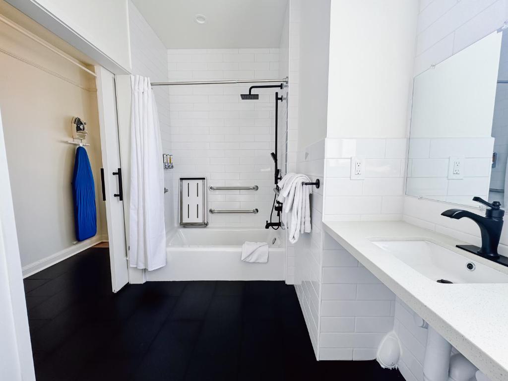 FOUND Hotel Carlton, Nob Hill - Tap to explore photos
