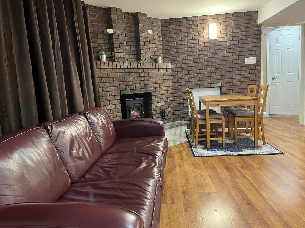 Entire Basement Apartment in Mississauga, Etobicoke photo 2