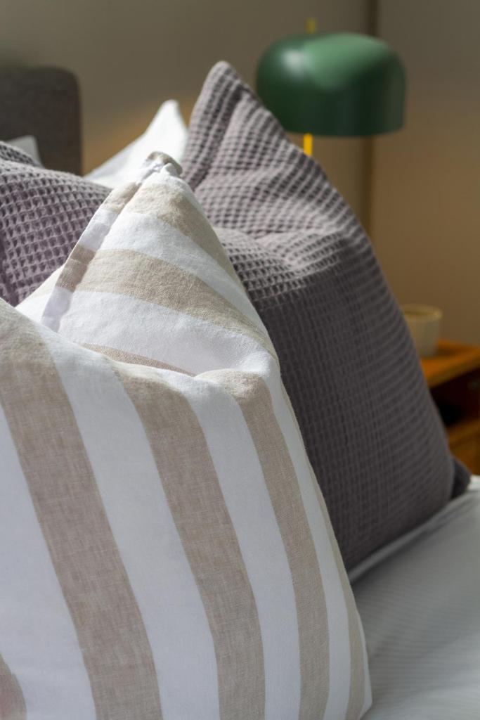 Latimer Square Luxe: 1BR w/ Sofa Bed