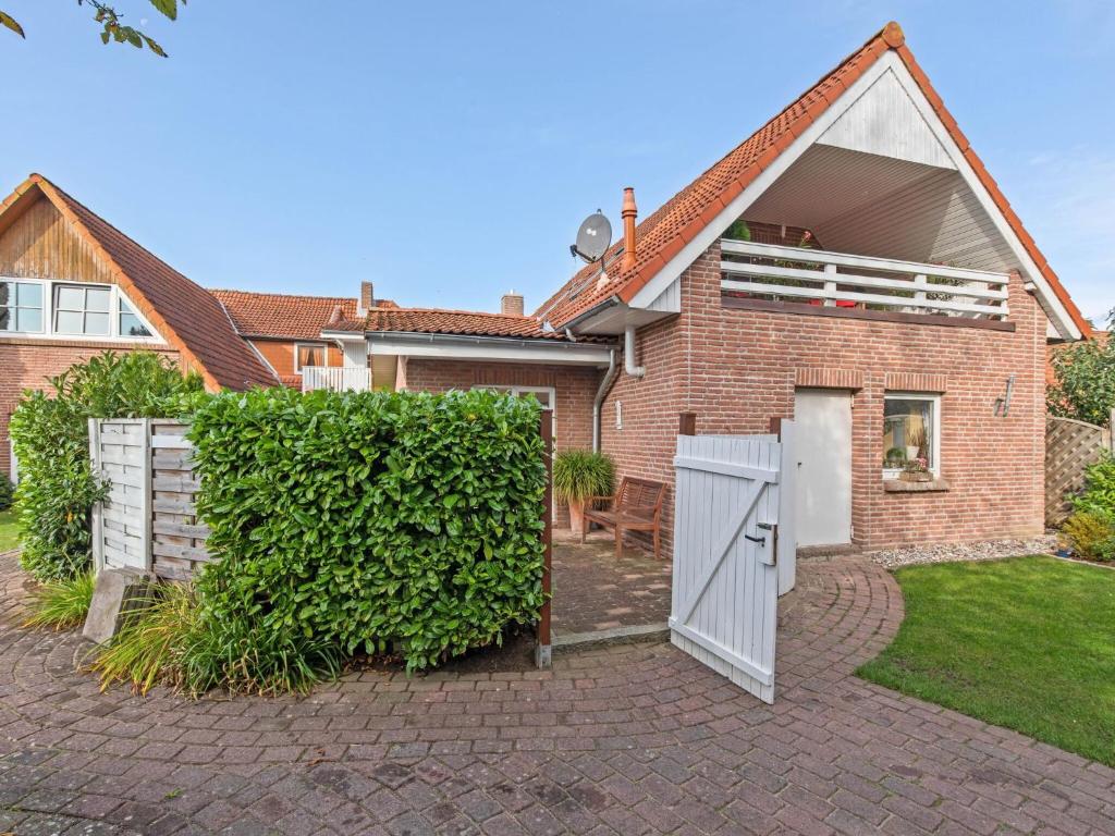 Enticing Holiday Home in Oldenburg with Garden near Sea photo 1