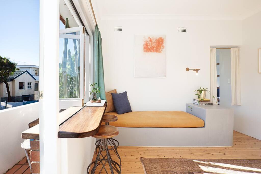 Sun-filled North Bondi Apartment moments to beach photo 3