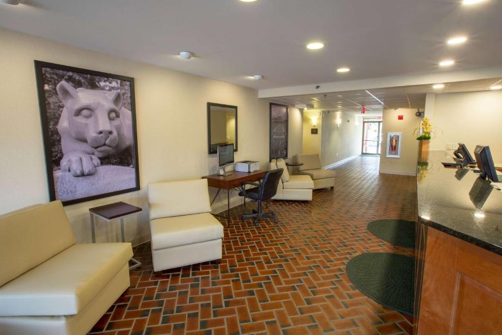 Super 8 by Wyndham State College photo 1