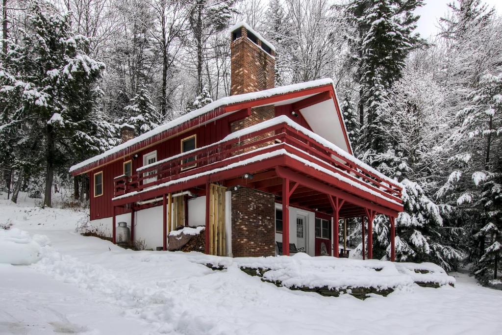 Sweet Life - Vermont Chalet - 6 Person Indoor Hot Tub - 15 Min To Killington 3 Bedroom Home by RedAwning image