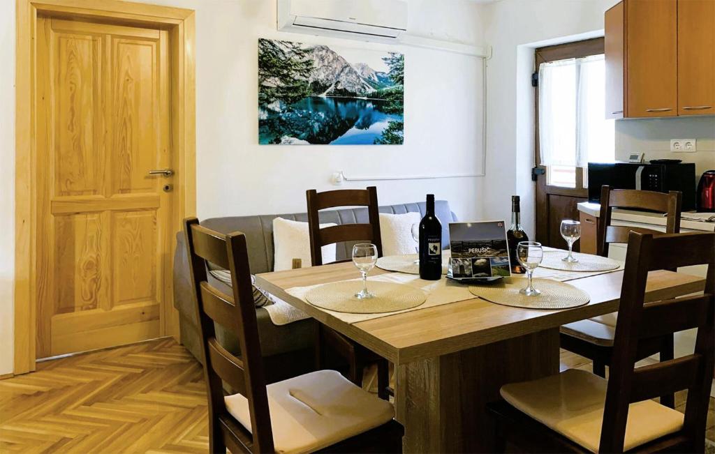 2 Bedroom Nice Home In Perusic photo 2