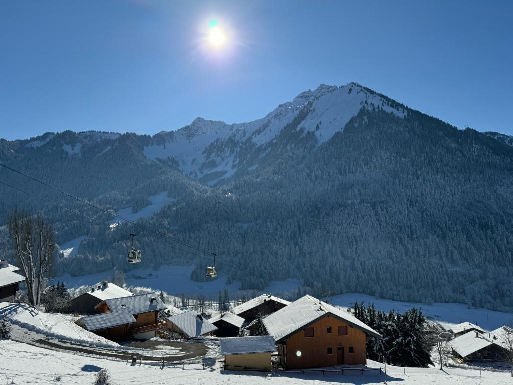 Charming, cosy chalet nestled in a breathtaking surrounding with spectacular, stunning mountain views photo 1