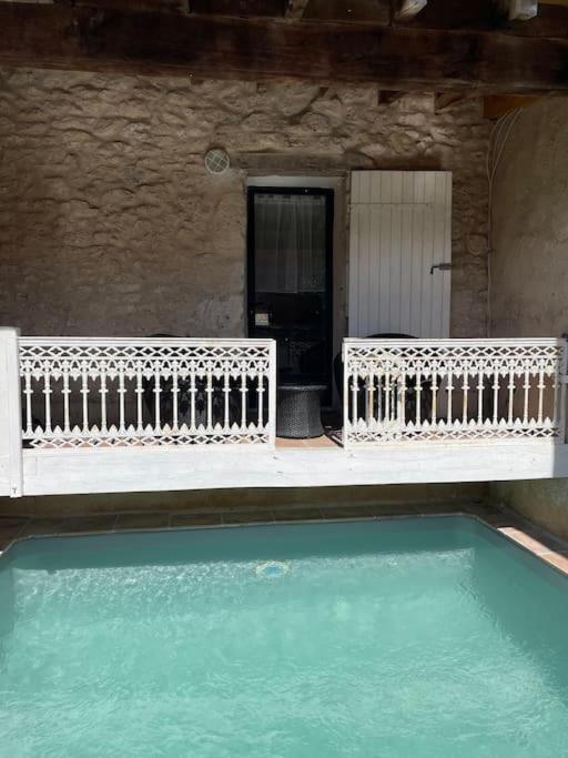Gîte avec piscine et terrasse privative photo 1