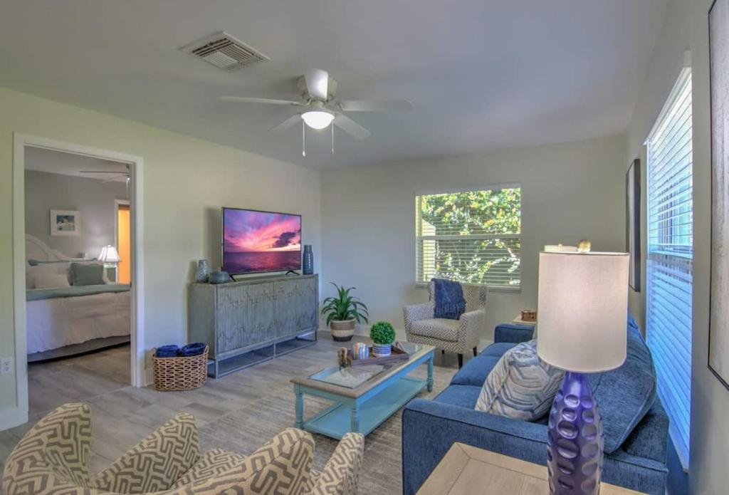 Newly Refurbished Naples Park Cottage with a Heated Pool image