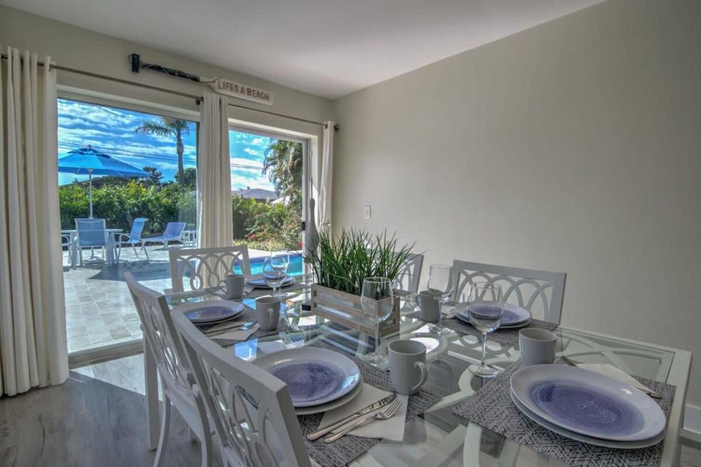 Newly Refurbished Naples Park Cottage with a Heated Pool photo 2