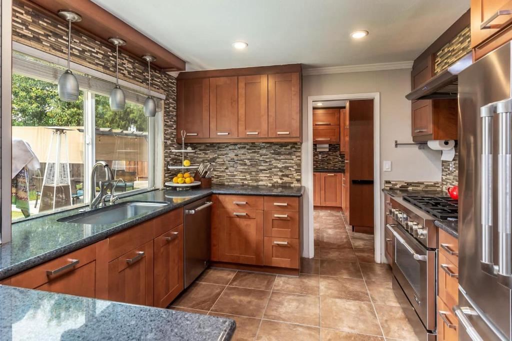 Silicon Valley Family Oasis 5-bedroom Luxury Home photo 2