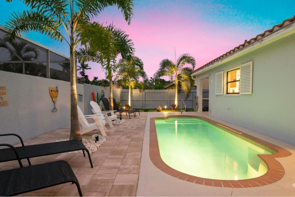 Charming Heated Pool Home - 3 miles to the Beach, Pet and Family Friendly -Available Year Round! photo 4