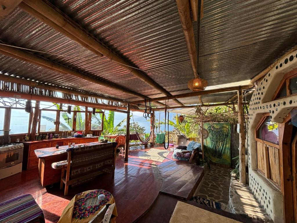 Earthship 3 levels FAMILY apartment with lake view