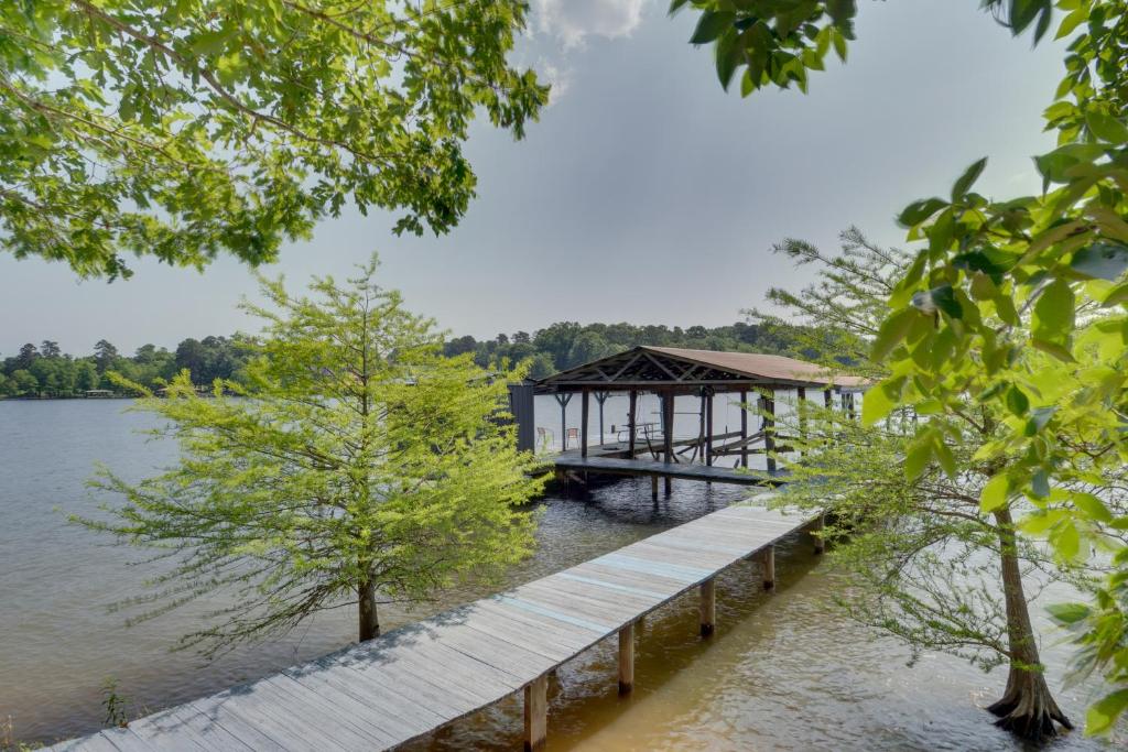 Beautiful Toledo Bend Retreat with Private Dock photo 1
