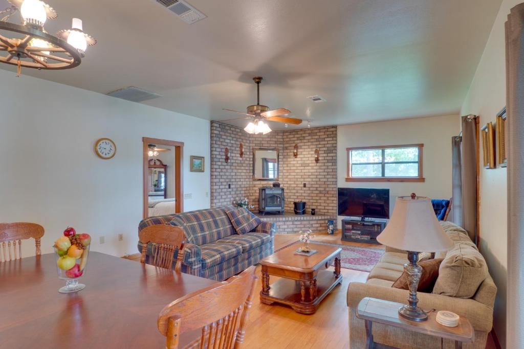 Beautiful Toledo Bend Retreat with Private Dock photo 2