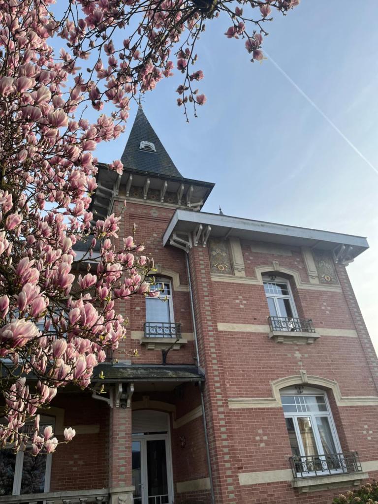 Maison de maître dans un village à la campagne photo 2