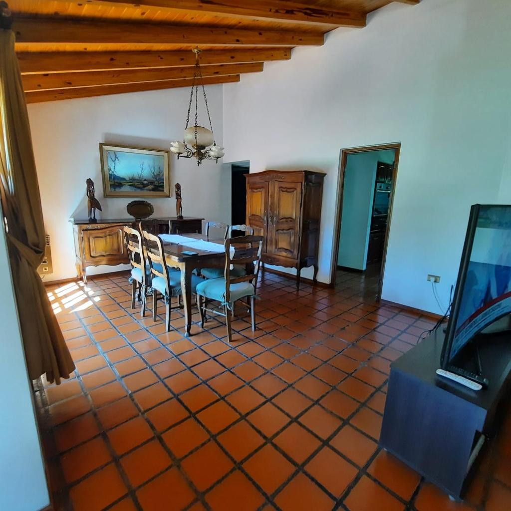 HERMOSA CASA CON PILETA photo 1