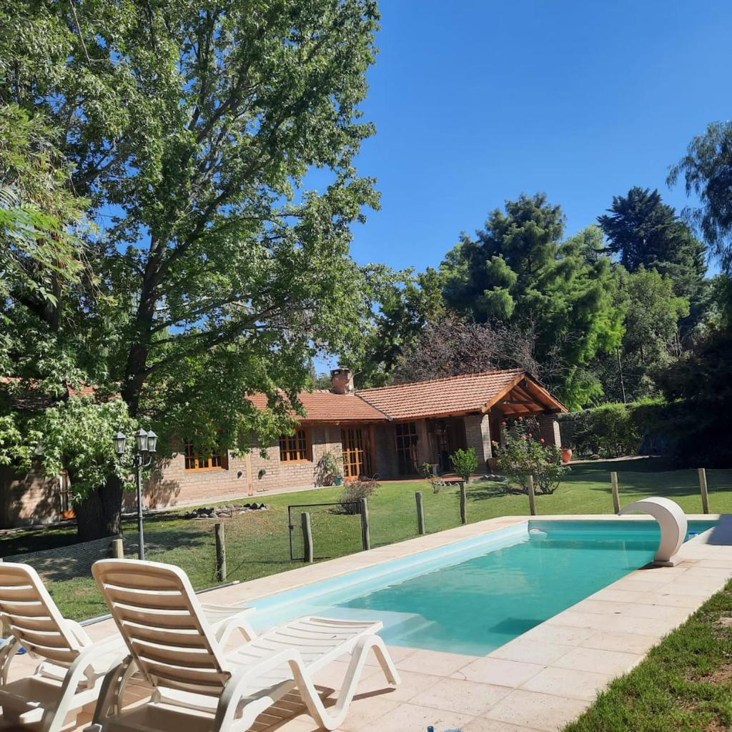 HERMOSA CASA CON PILETA