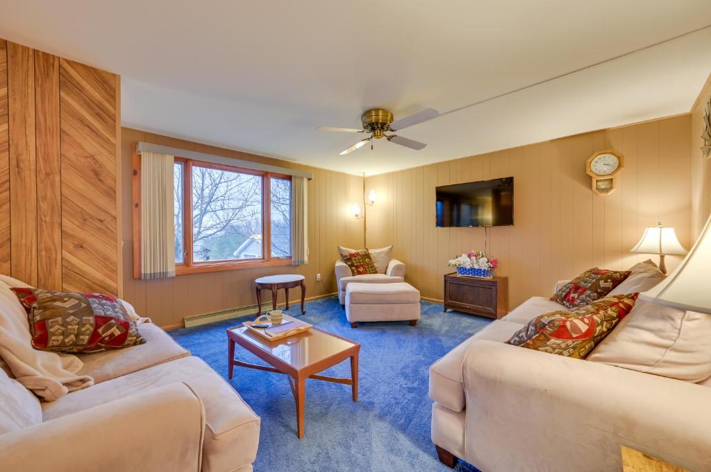 Petoskey Home about 5 Mi to Dtwn and Bayfront Park!