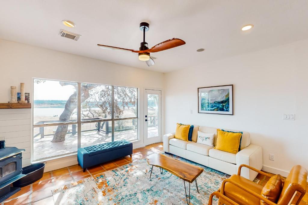 Lakefront Cottage photo 2