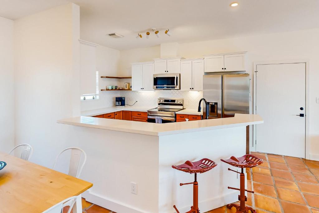 Lakefront Cottage photo 3