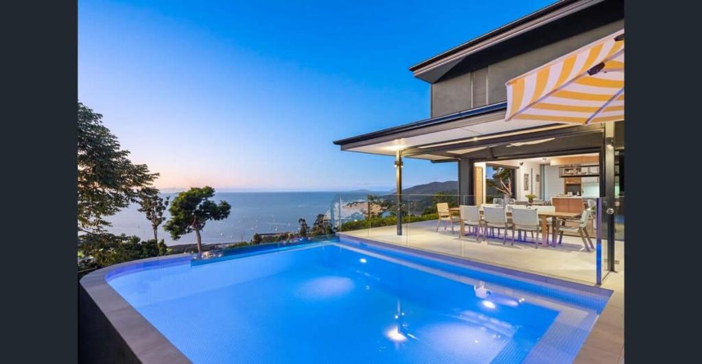 'Whitsunday Blue' Luxury Home with Ocean Views photo 1