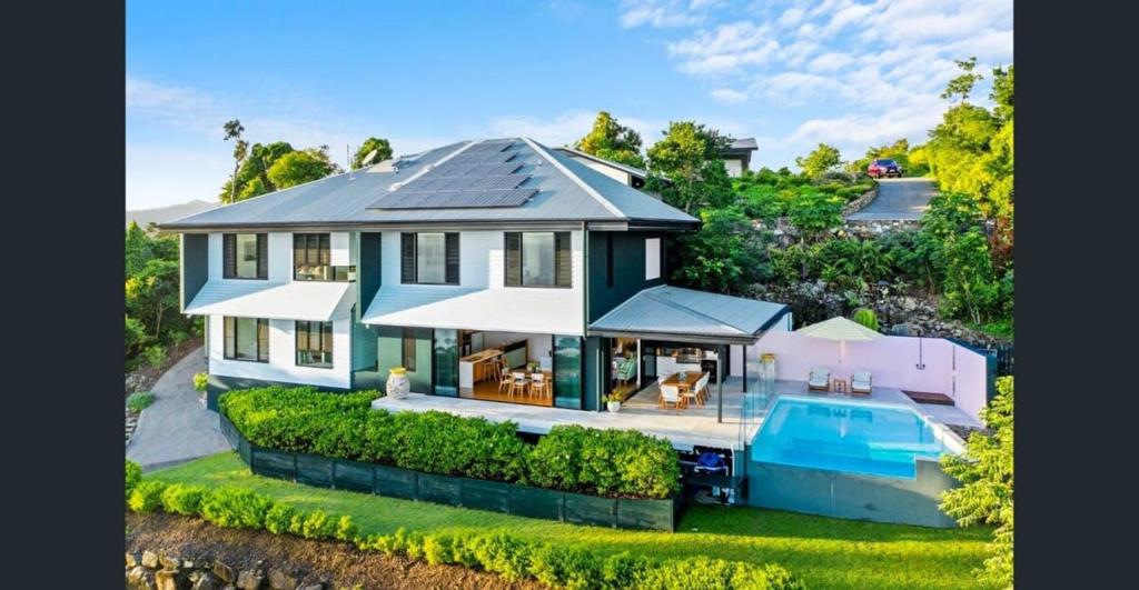 'Whitsunday Blue' Luxury Home with Ocean Views photo 2