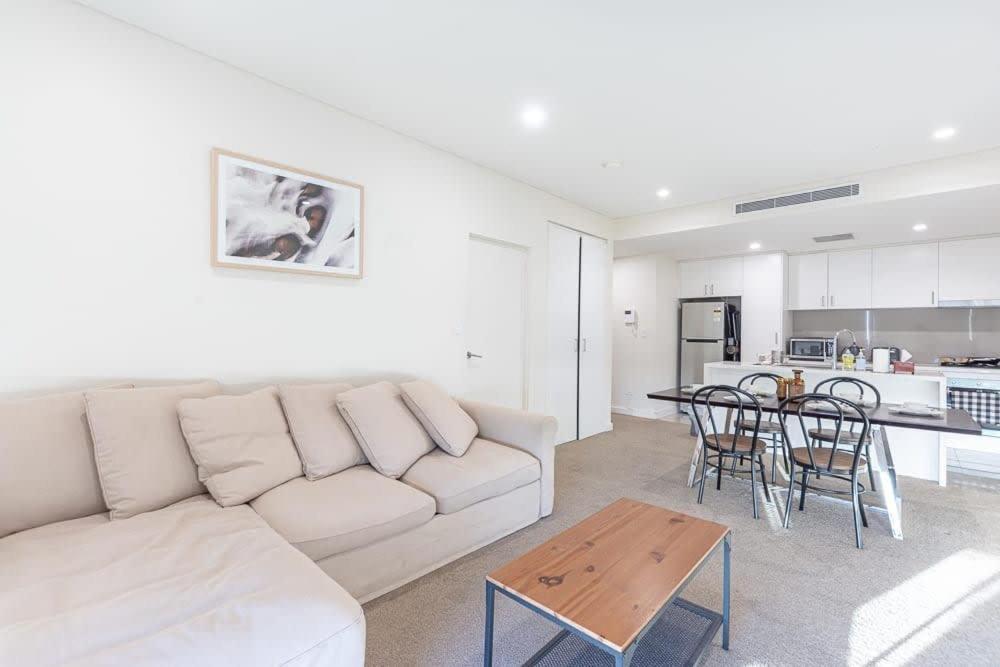 Sun-Splashed 2BD Apt near CBD photo 2
