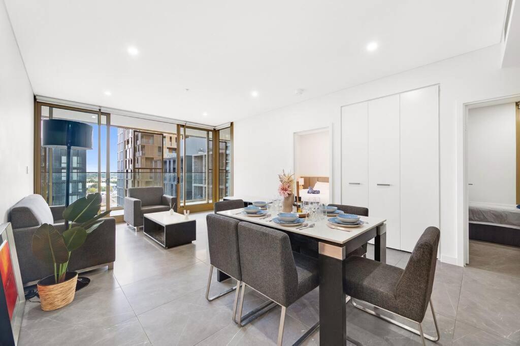 Sydney Olympic Park Modern 3 Bedroom with Pool & Free Parking
