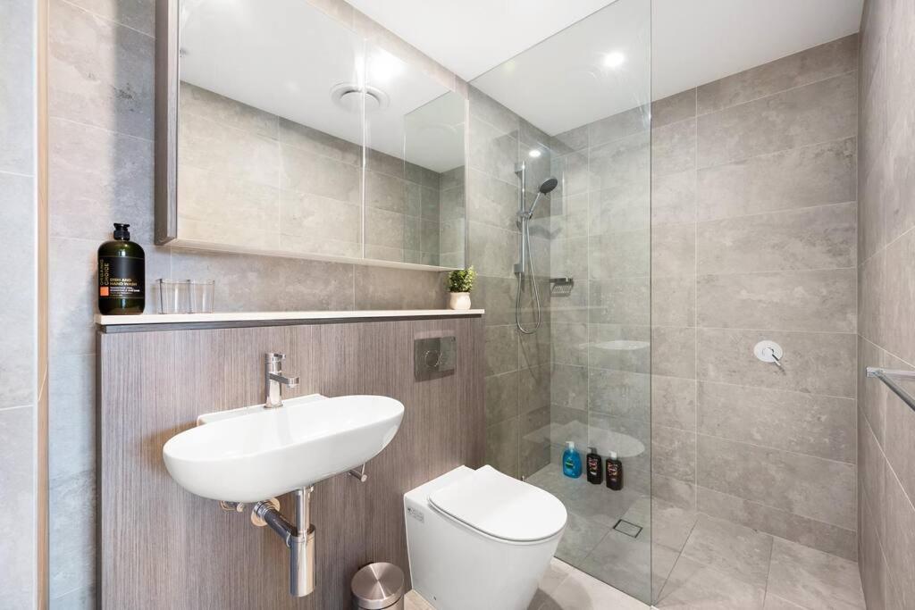 Sydney Olympic Park Modern 3 Bedroom with Pool & Free Parking photo 3