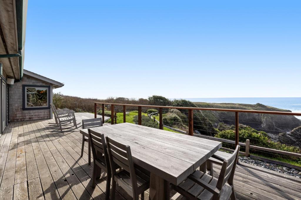 Perched on the Bluff - Main Home & Studio Cottage photo 2