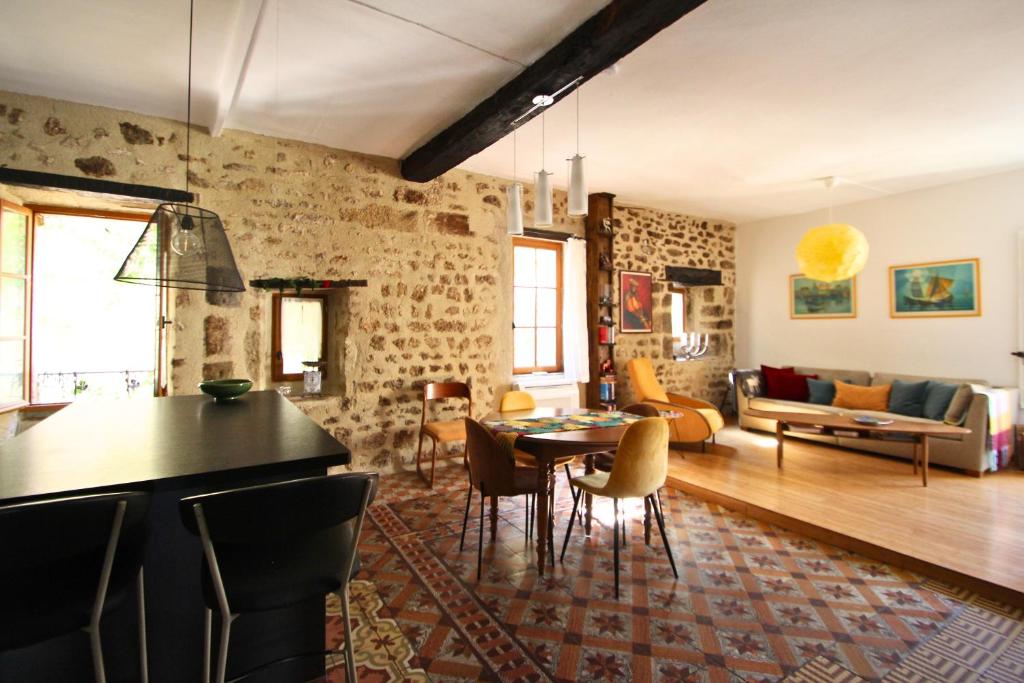 Ancienne maison en pierre au coeur du village photo 1