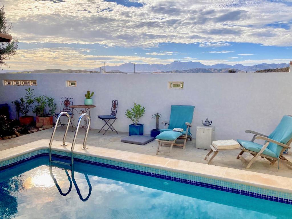 Dachterrassenzimmer in romantischem Landhaus mit Pool