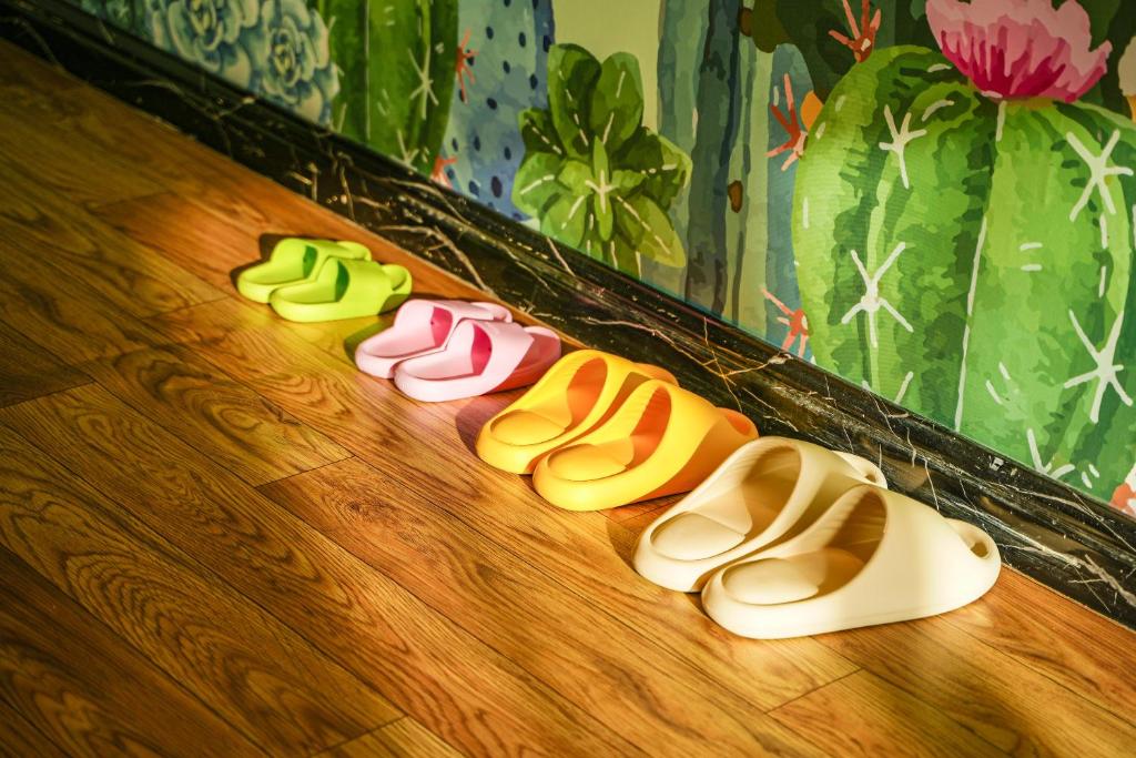 Wind sleeping Color Hotel - GuangZhou ChimeLong Nancun Wanbo Subway Station photo 4