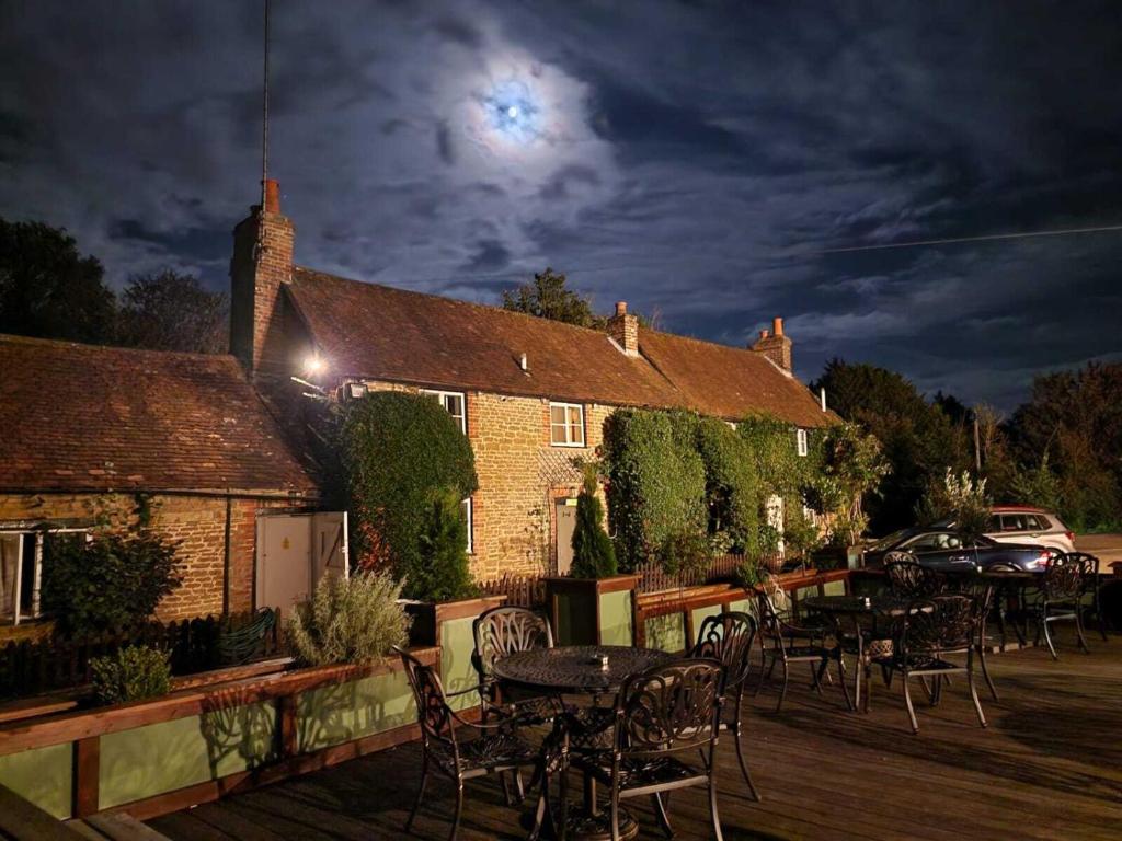 The Squirrel Inn - Tap to explore photos