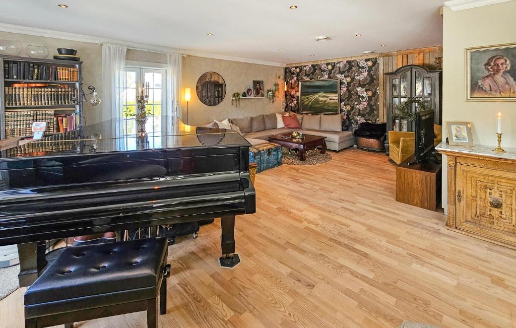 Beautiful Home In Porsgrunn With House A Panoramic View photo 2