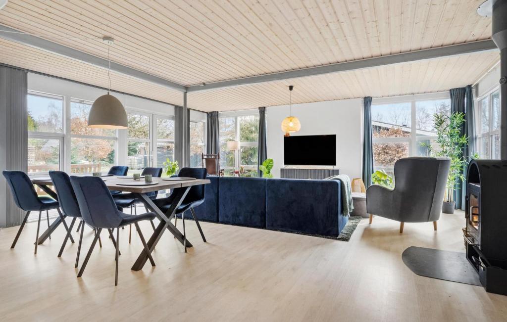 3 Bedroom Gorgeous Home In Frvang photo 2