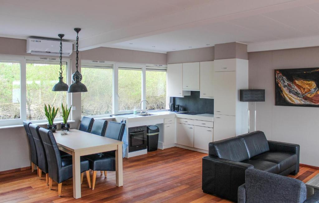 Awesome Ship In Lith With Kitchen photo 4