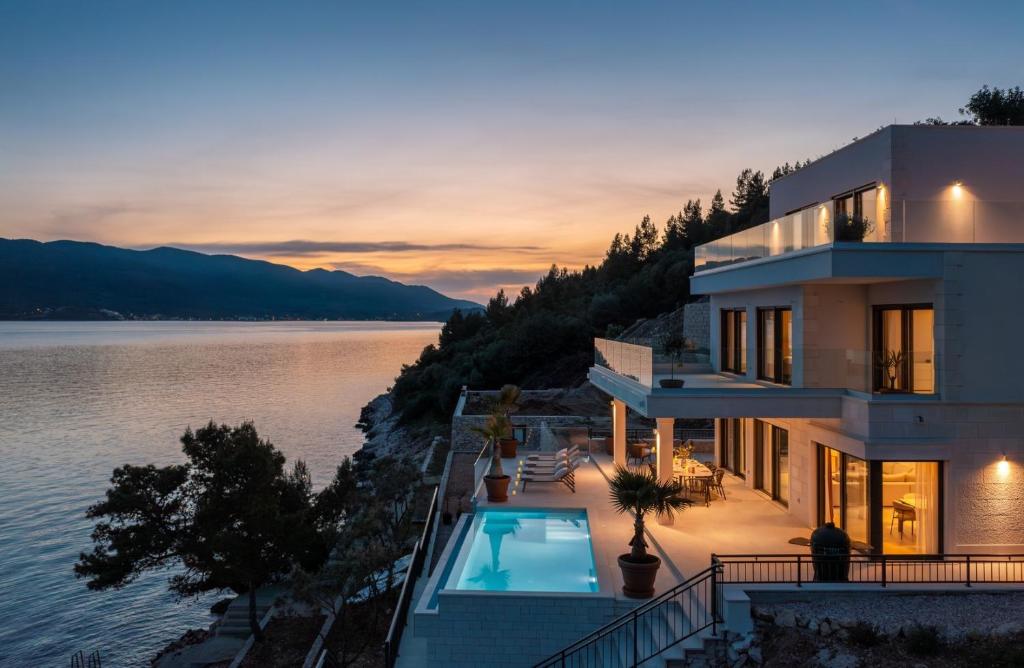 Villa Maris, 10m from beach, infinity pool photo 1