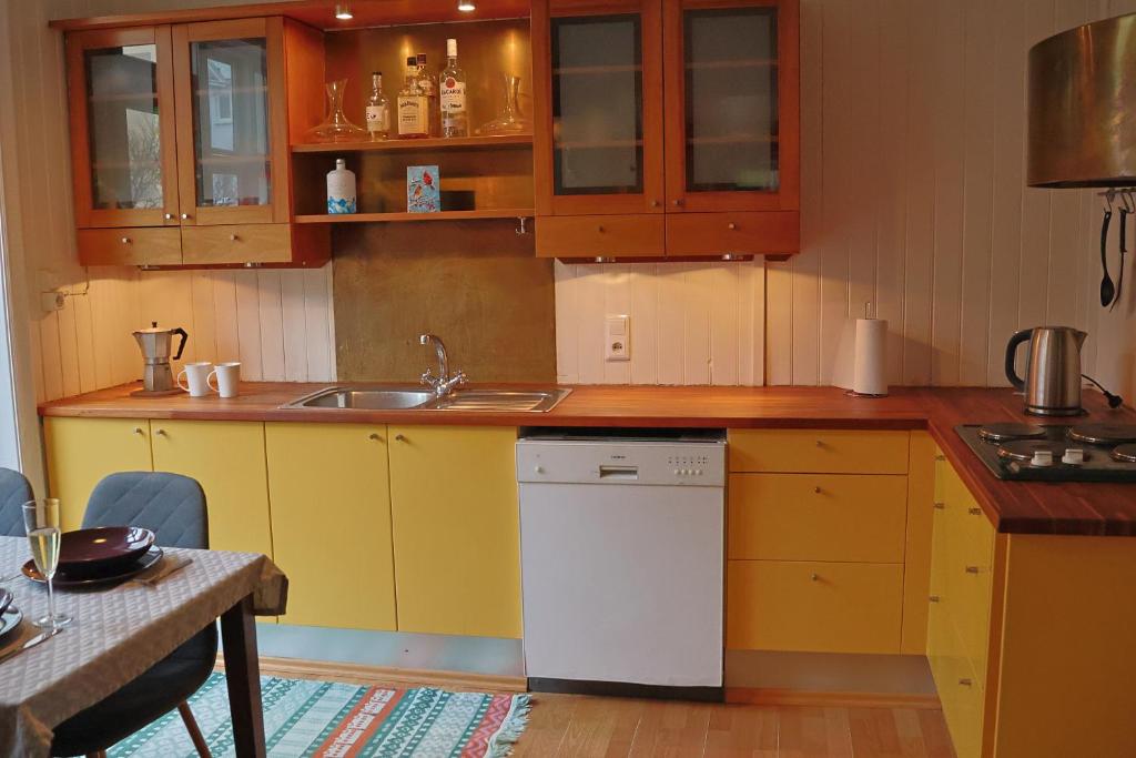 Ragna's apartment downtown. photo 2