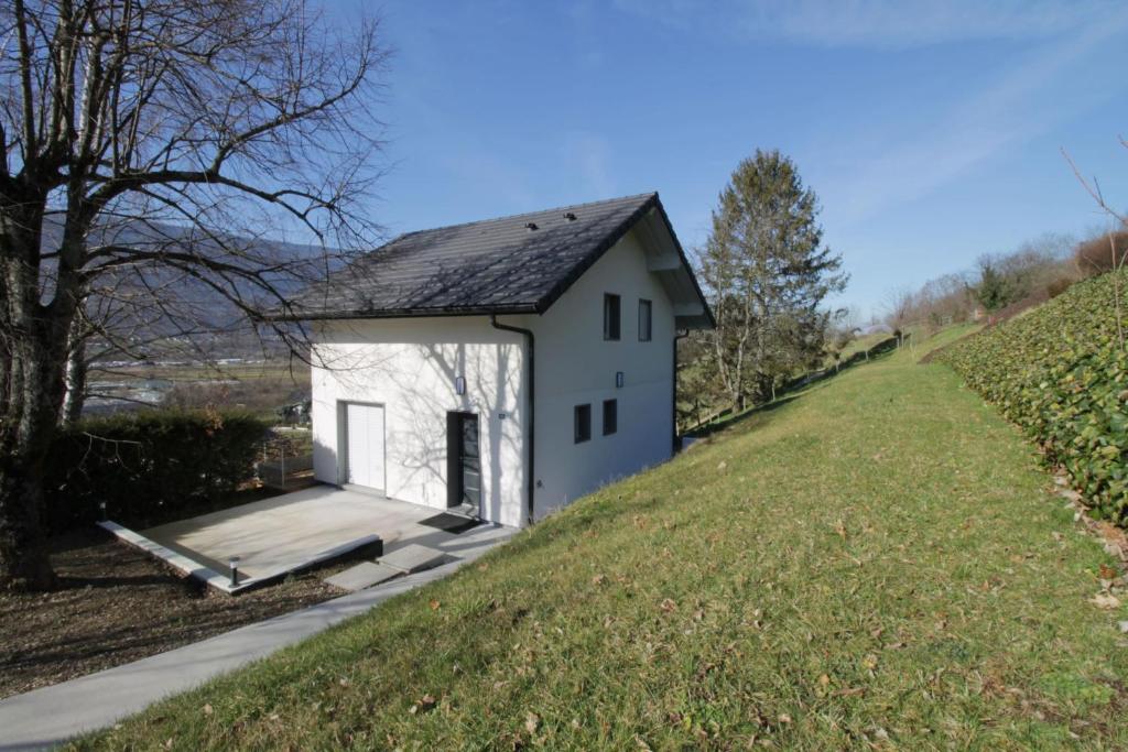 Pretty new and comfortable house between towns and lakes