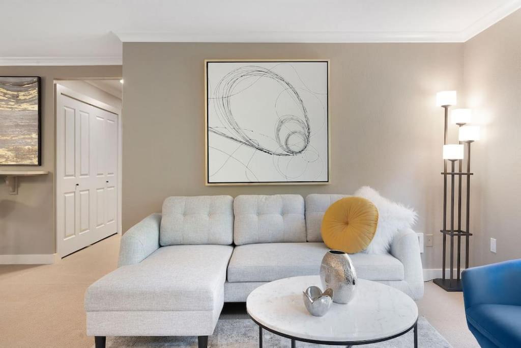 115 Modern and Serene Min to Downtown photo 1