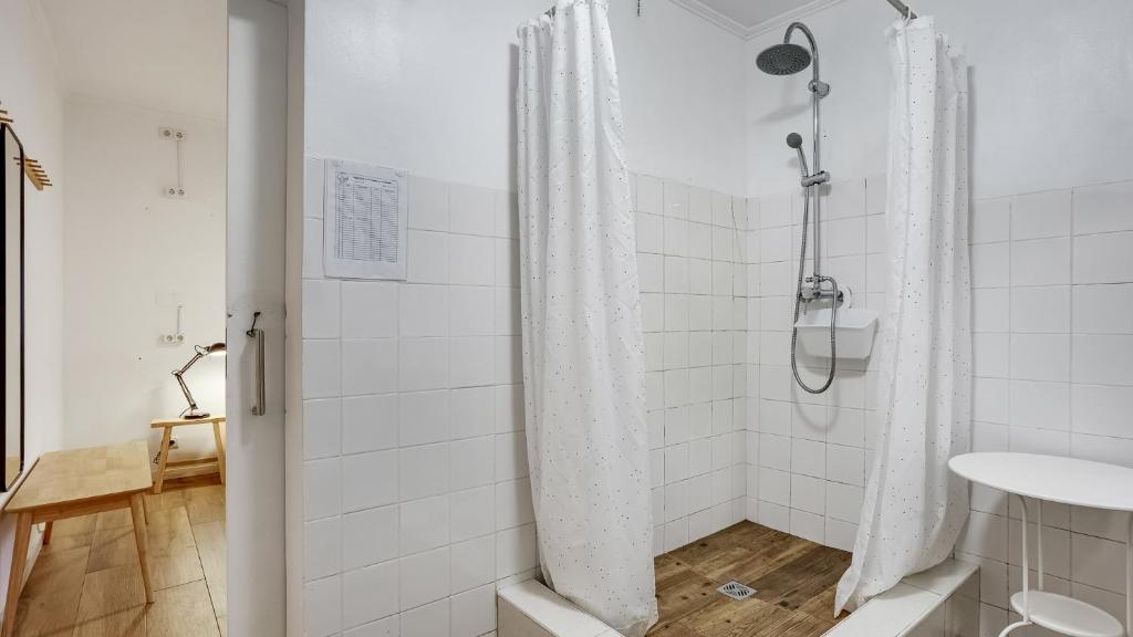 Hostel Casa d'Alagoa Room Type - Single Room with Private Bathroom
