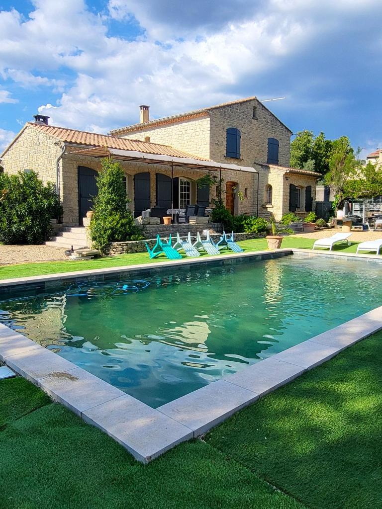 Villa de 3 chambres avec piscine privee jardin clos et wifi a Aubignan
