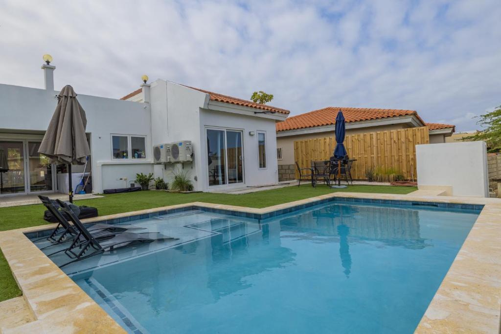 Adele's Apartment with Pool, 5 minutes walk to the beach