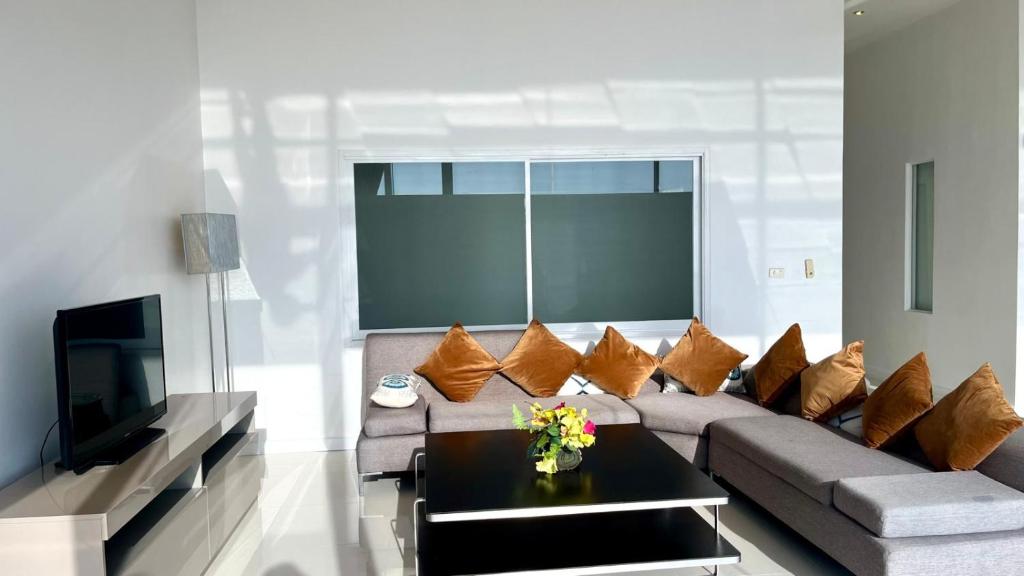 A2-stunning Seaview 4brs3baths Duplex karon City photo 2