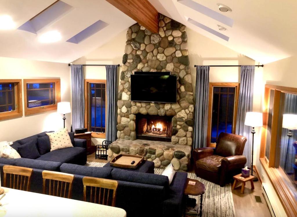 Bluewater Lakeshore Cottage