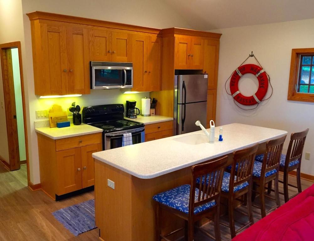 Bluewater Lakeshore Cottage photo 2