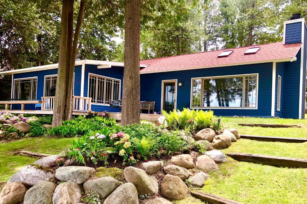 Bluewater Lakeshore Cottage photo 1
